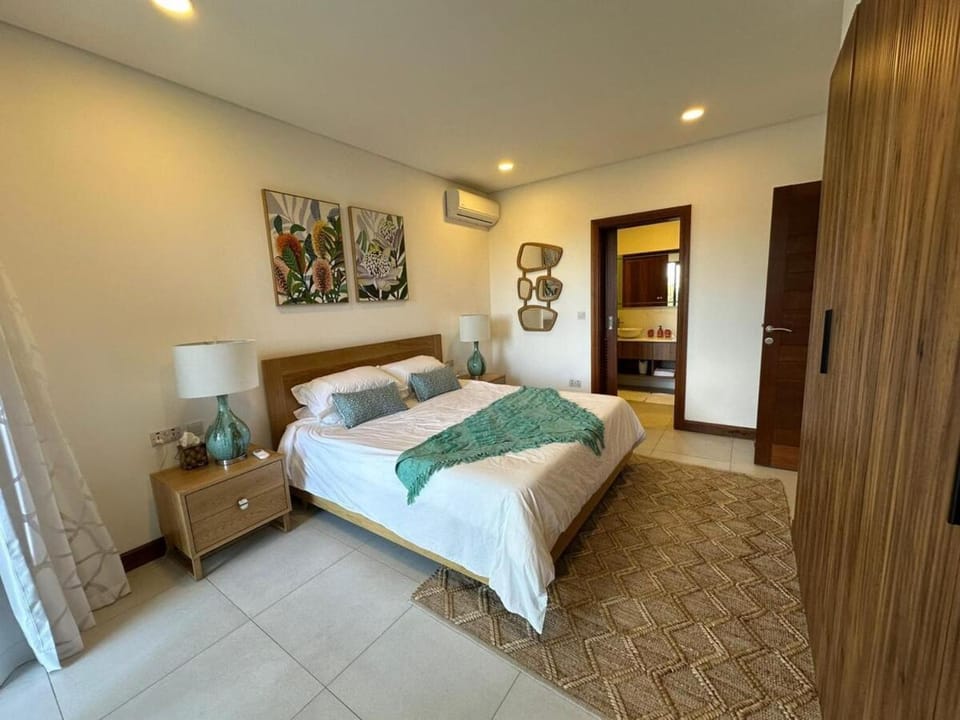 Bed, Photo of the whole room, Bedroom, wardrobe, air conditioner, air conditioner