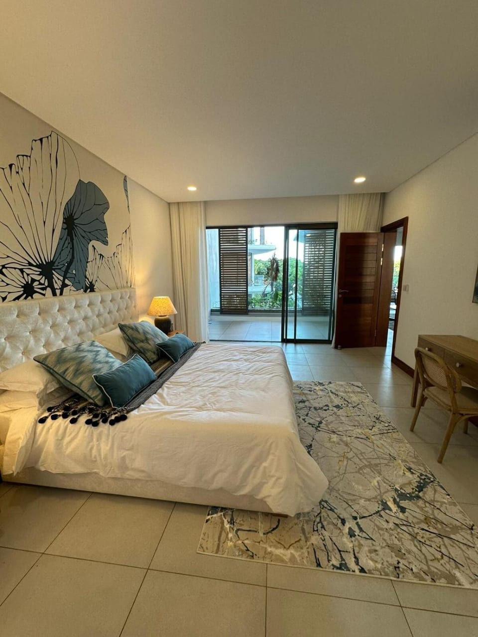 Bed, Photo of the whole room, Seating area, Bedroom