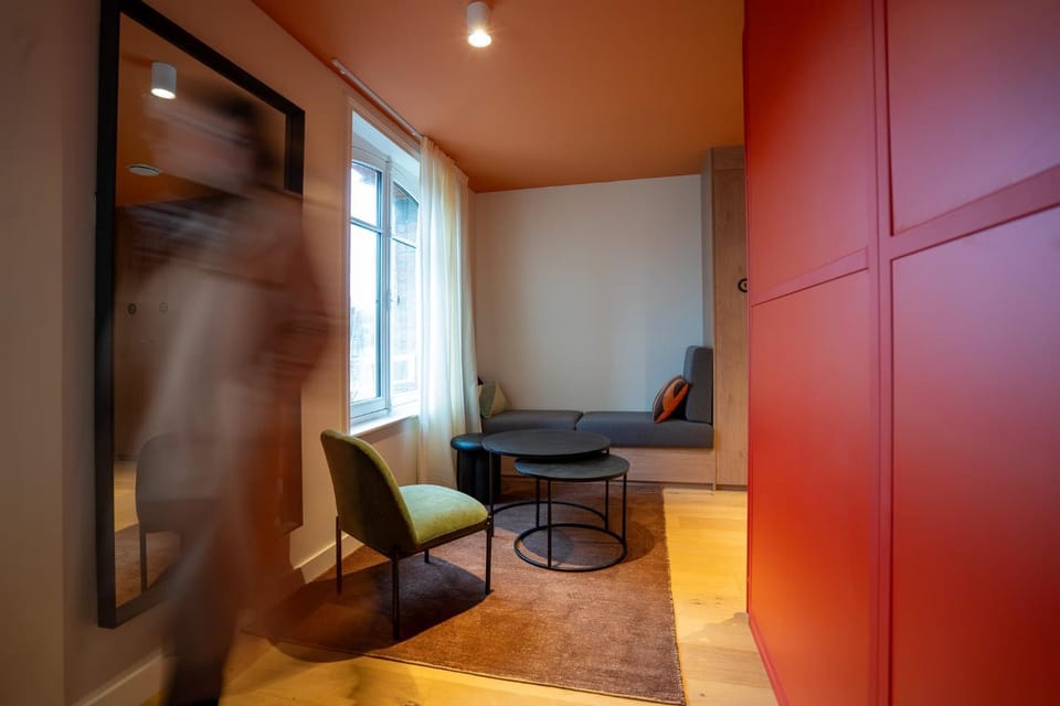 Seating area, bunk bed