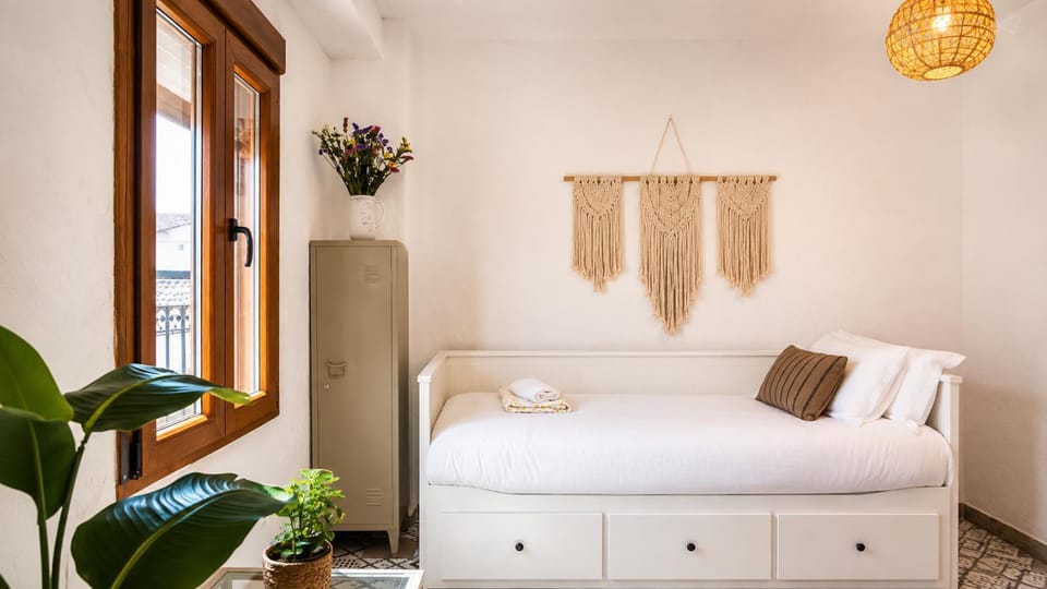 Bed, Living room, towels