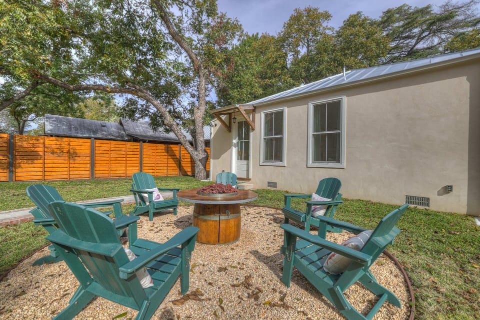 Das Sweet Peach - Fire Pit & Close to Main St House in Fredericksburg