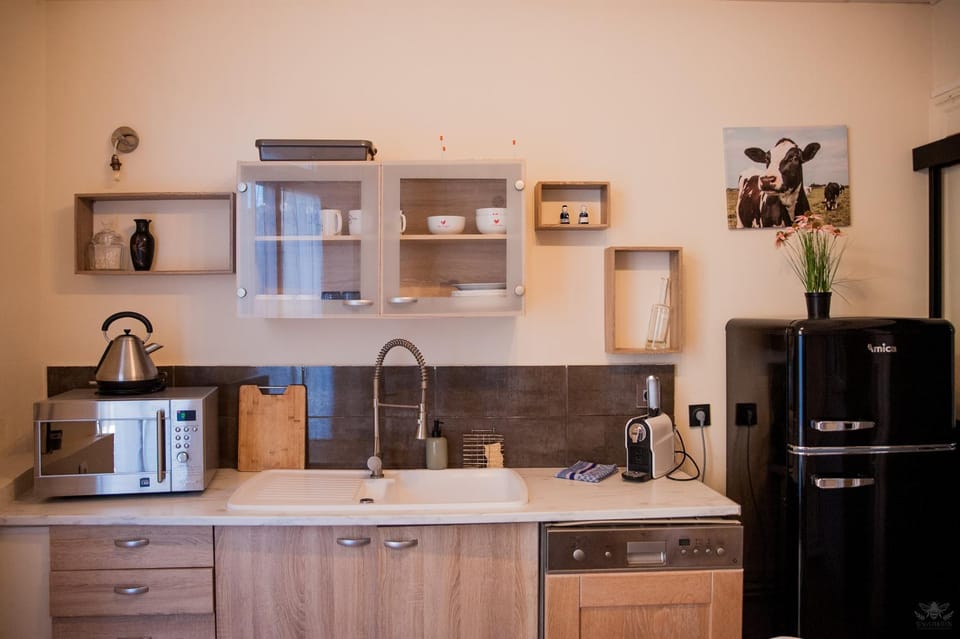 Coffee/tea facilities, dishwasher, microwave, kitchen