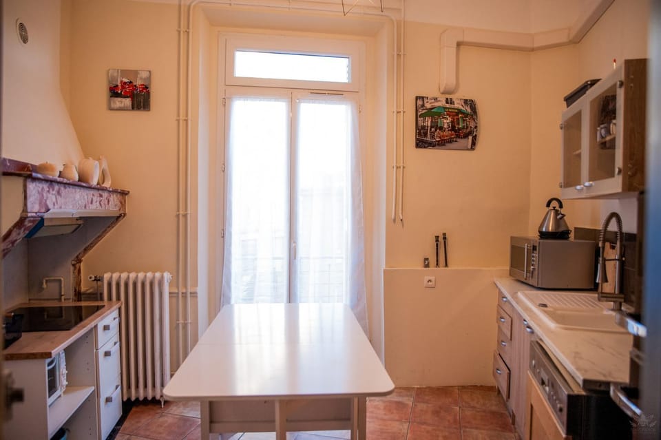 Coffee/tea facilities, dishwasher, microwave, stove, kitchen