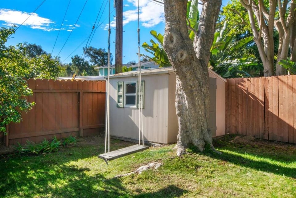 Beach Breeze Bungalow 1 Miles To Beach Cozy House in Torrance
