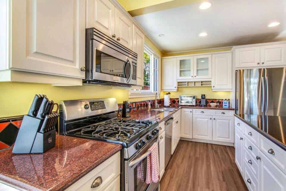 Beach Breeze Bungalow 1 Miles To Beach Cozy House in Torrance