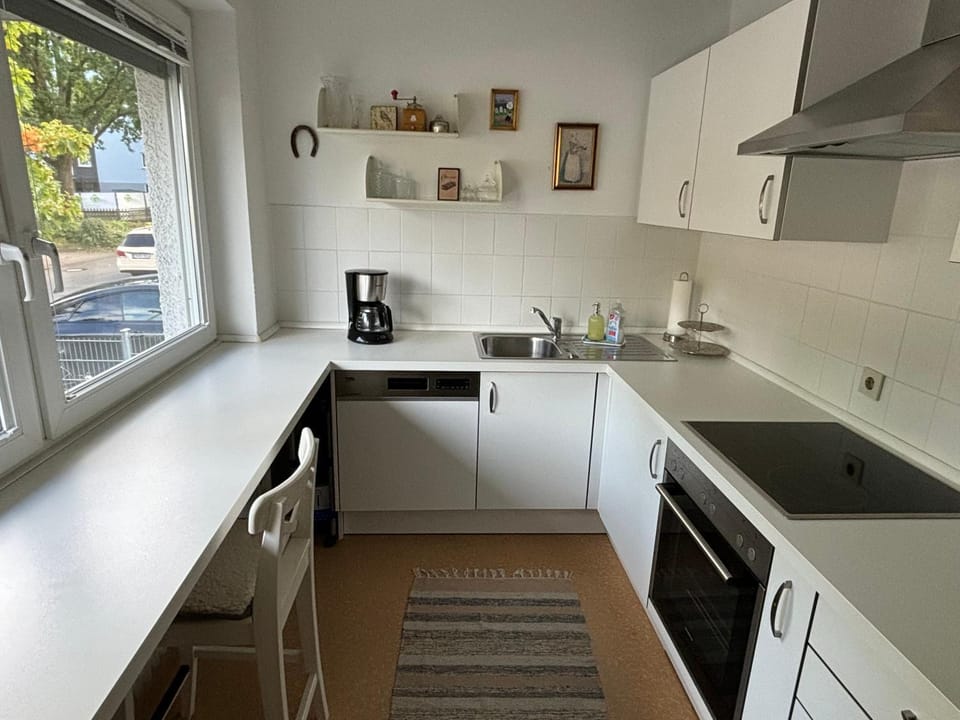 Coffee/tea facilities, Dining area, dishwasher, minibar, oven, stove, toaster