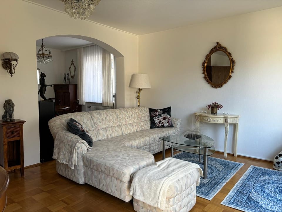 Bed, Living room, Photo of the whole room, Seating area