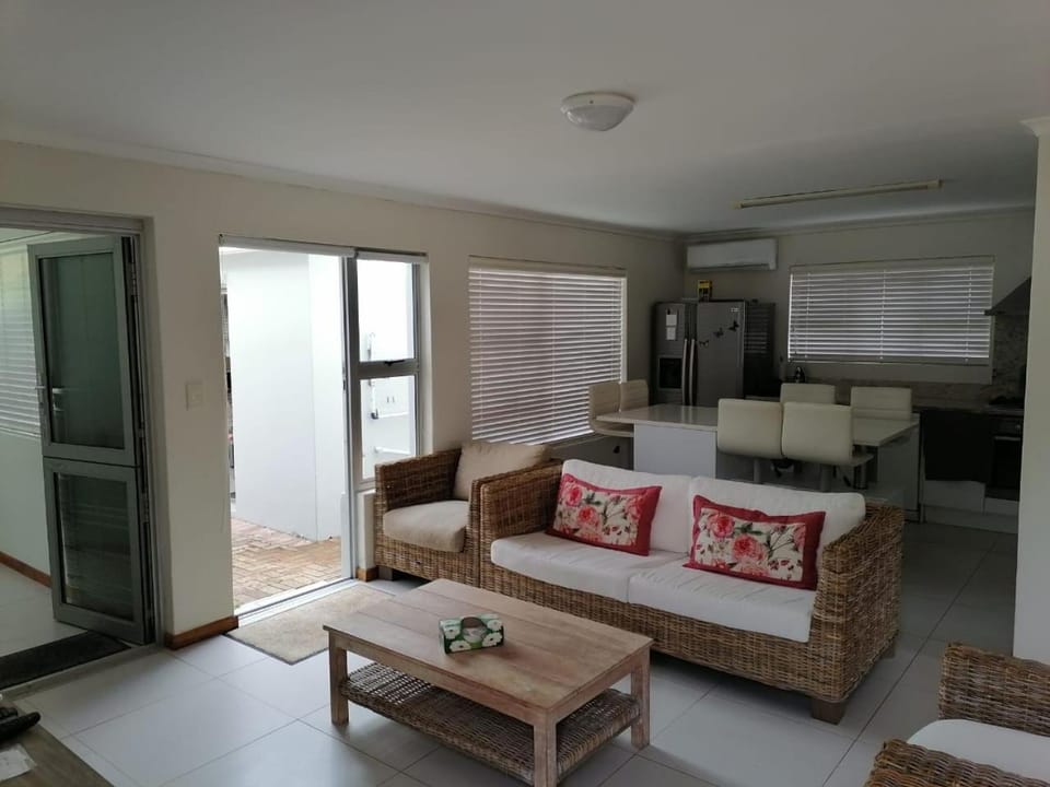 Living room, Photo of the whole room, Seating area