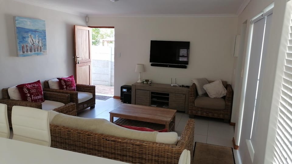 Communal lounge/ TV room, TV and multimedia, Living room