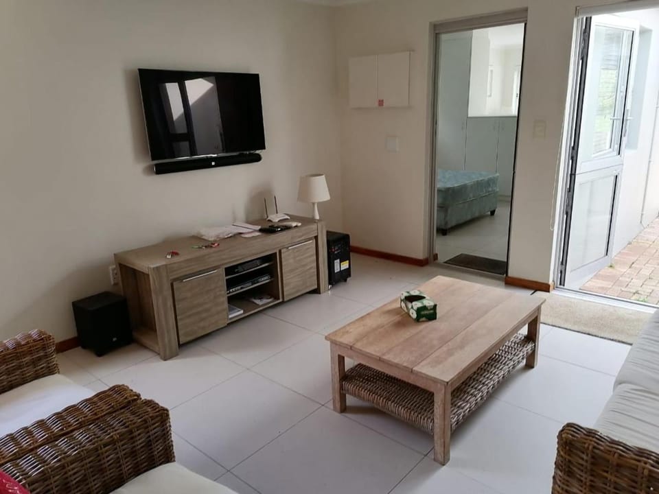 Communal lounge/ TV room, TV and multimedia, Living room, Photo of the whole room, Evening entertainment