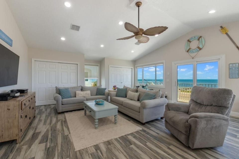 Steps from Flagler Beach! 2-BR Condo, Pet-Friendly w/Balcony Apartment in Flagler Beach