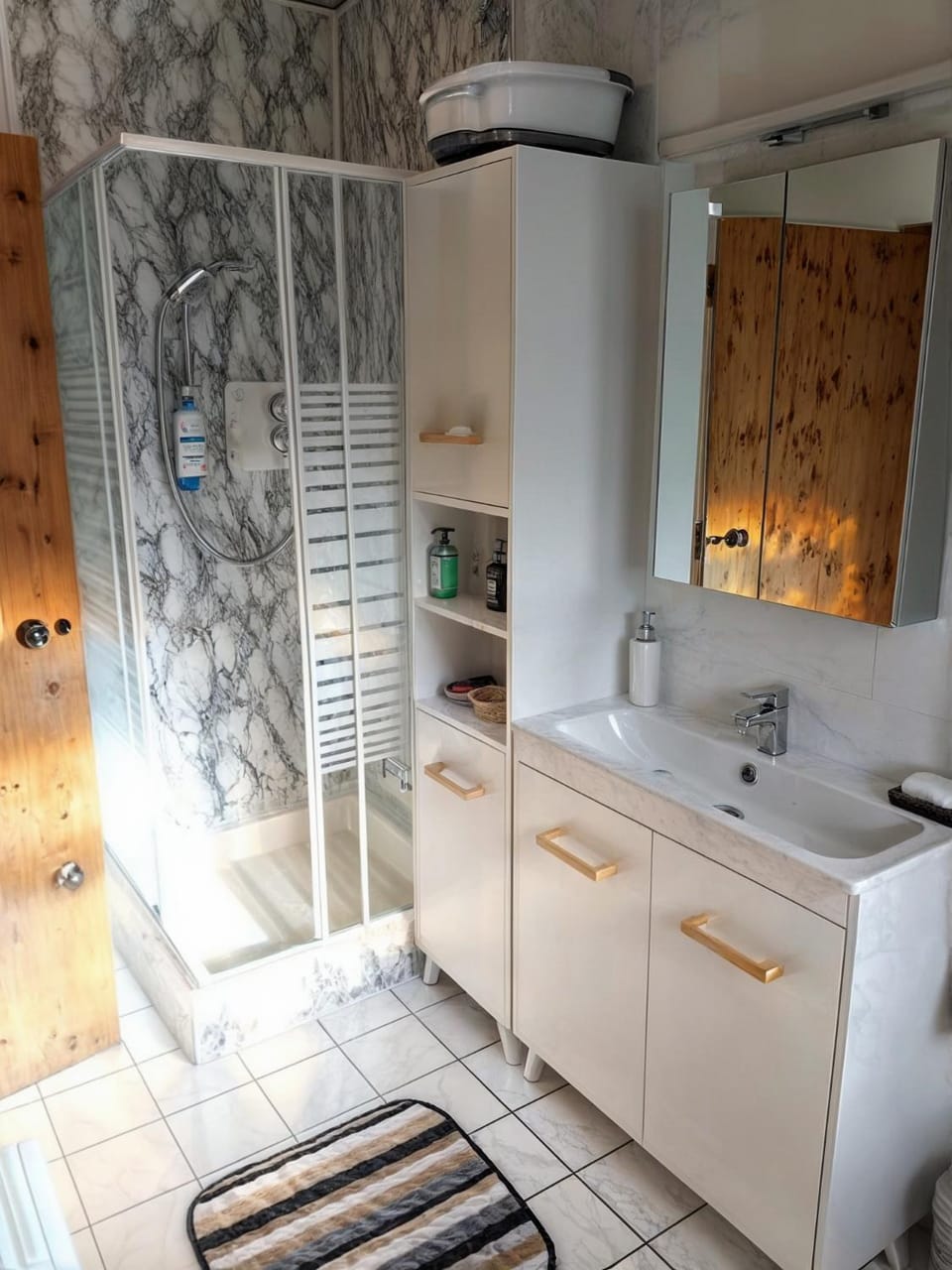 Shower, Toilet, Bathroom, Internal: Not applicable to any particular room