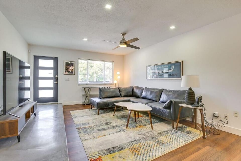 Downtown Retreat with Heated Pool & Backyard Patio House in Oakland Park