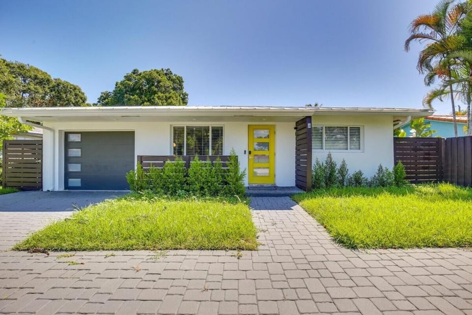 Downtown Retreat with Heated Pool & Backyard Patio House in Oakland Park