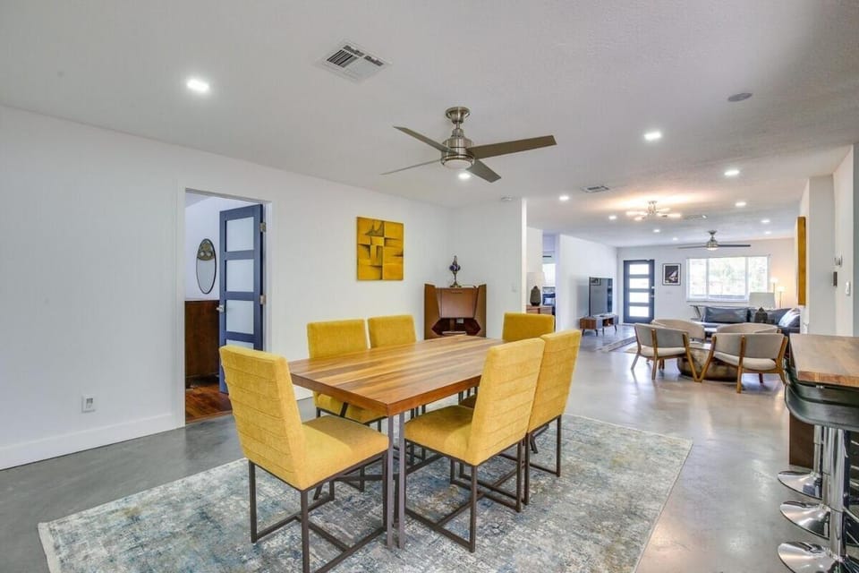 Downtown Retreat with Heated Pool & Backyard Patio House in Oakland Park
