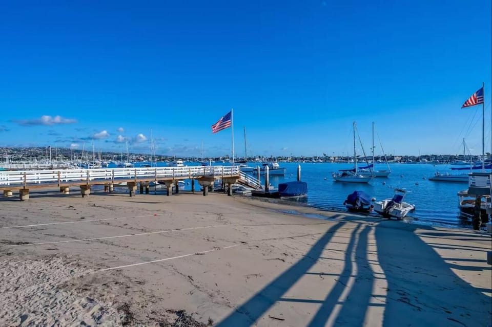 Balboa Beach Getaway Steps2Sand Firepit BBQ House in Balboa Island