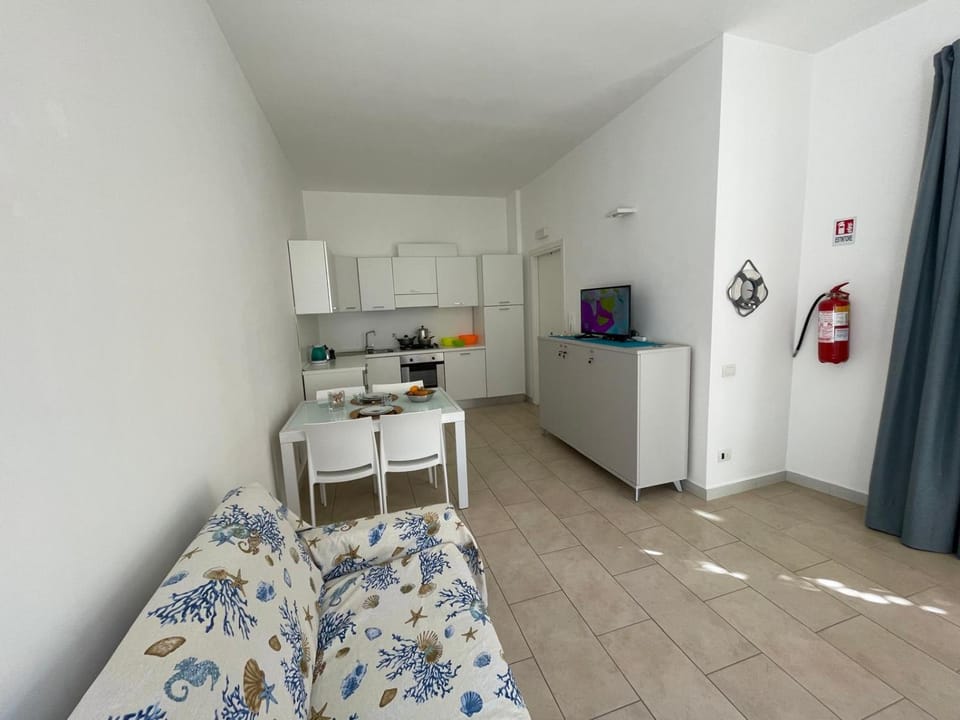Kitchen or kitchenette, Dining area, oven