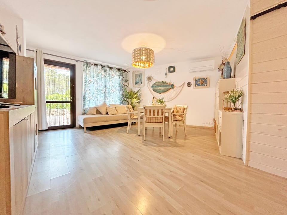 TV and multimedia, Living room, Seating area, Lunch, Dinner, air conditioner