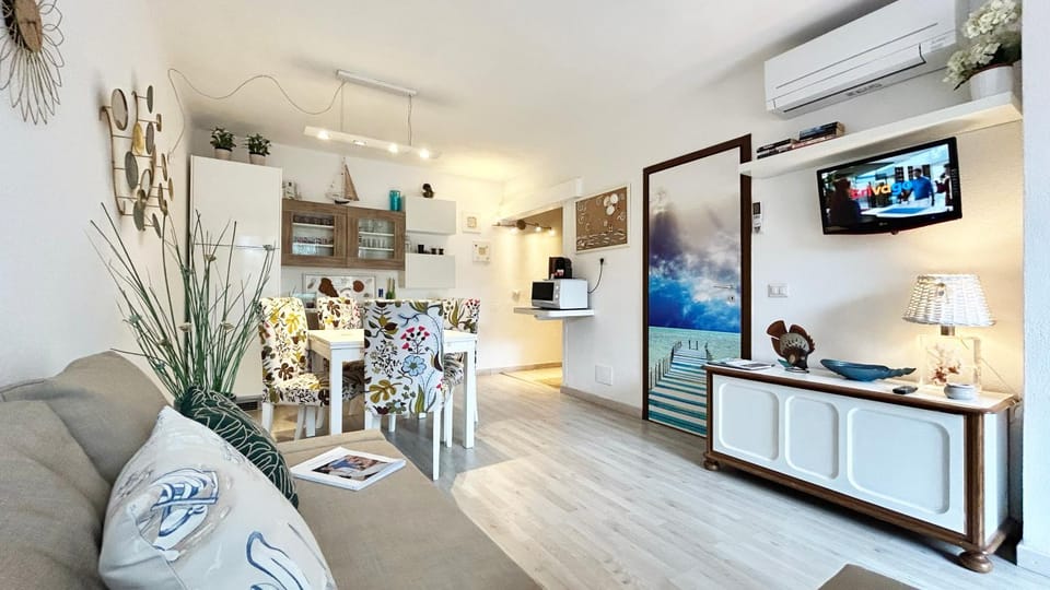 TV and multimedia, Photo of the whole room, Seating area, Dining area, air conditioner