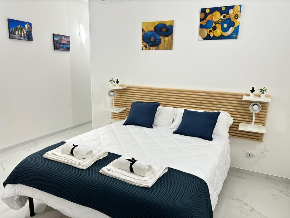 Bed, Photo of the whole room, Bedroom, towels