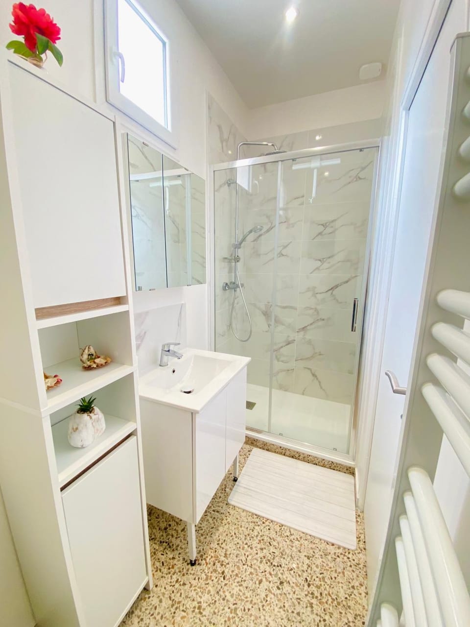 Bathroom, towels