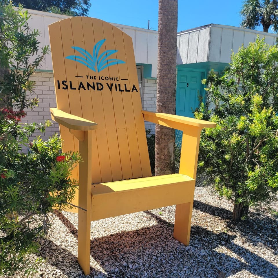 Island Villa 10 by ALBVR - Super cute condo! Just steps to the Waterway District and minutes to the beach! House in Gulf Shores