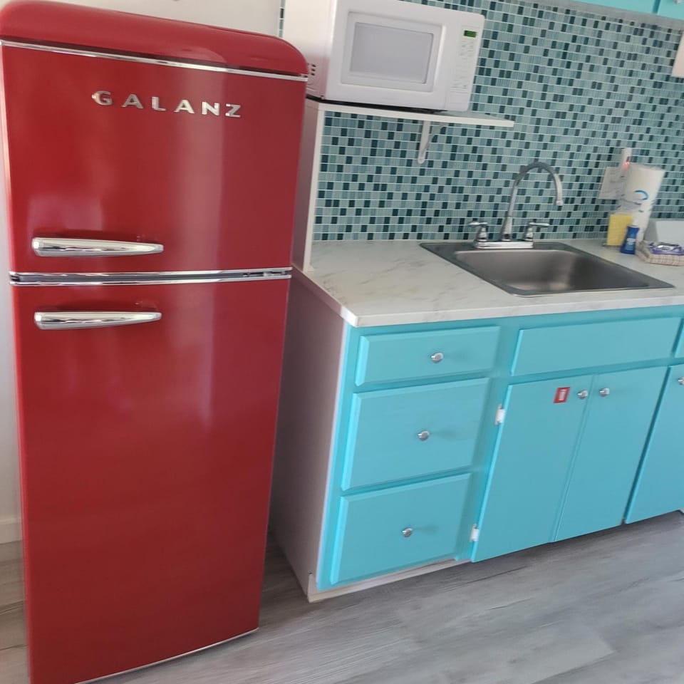Island Villa 10 by ALBVR - Super cute condo! Just steps to the Waterway District and minutes to the beach! House in Gulf Shores