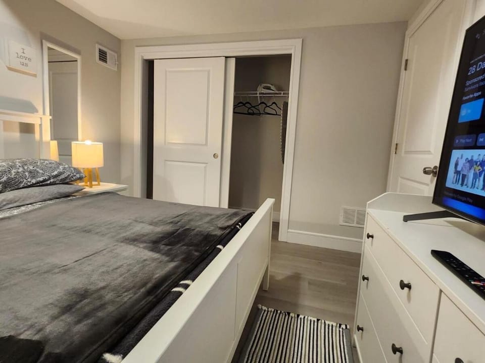Bed, Photo of the whole room, Bedroom, wardrobe, air conditioner