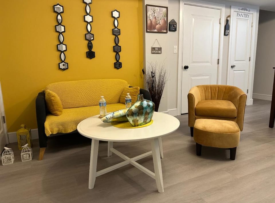 Comfy, cozy, stylish and affordable - free parking Vacation rental in Tottenville