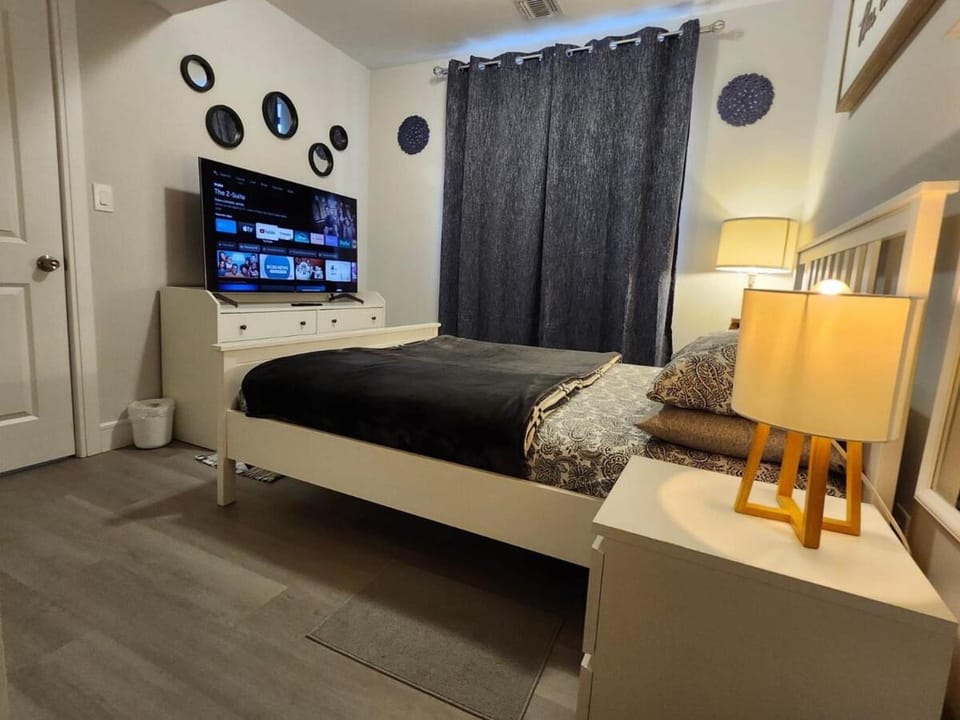 Bed, TV and multimedia, Photo of the whole room, Bedroom