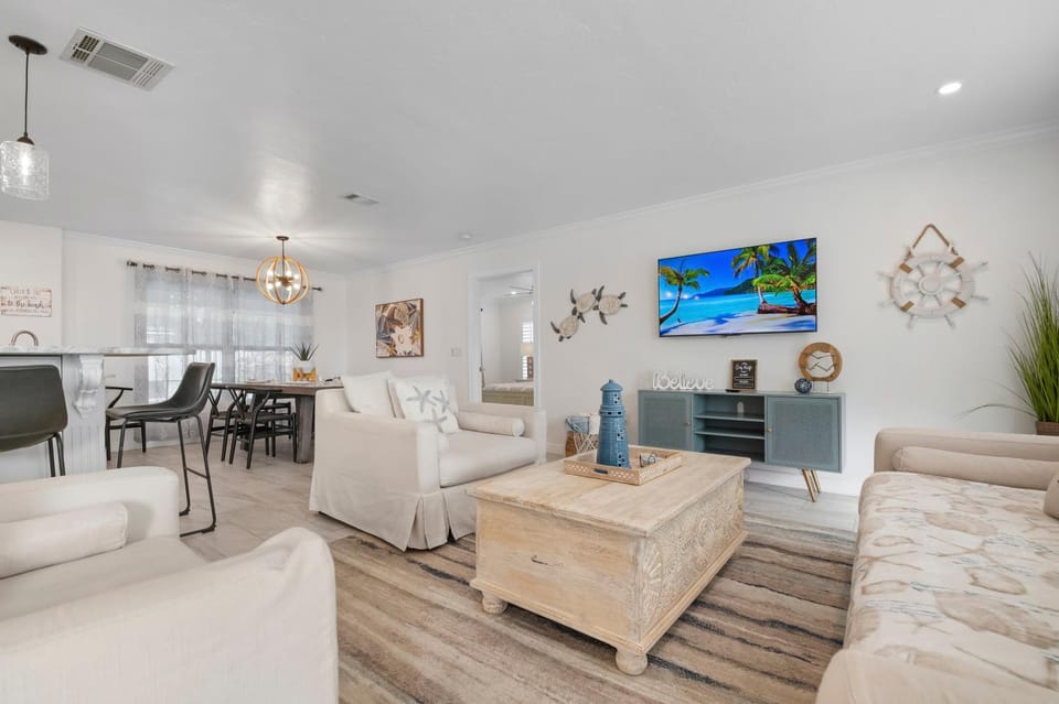 Waterfall Retreat! Beachy cottage near the bay with gorgeous waterfall pool! House in Bradenton