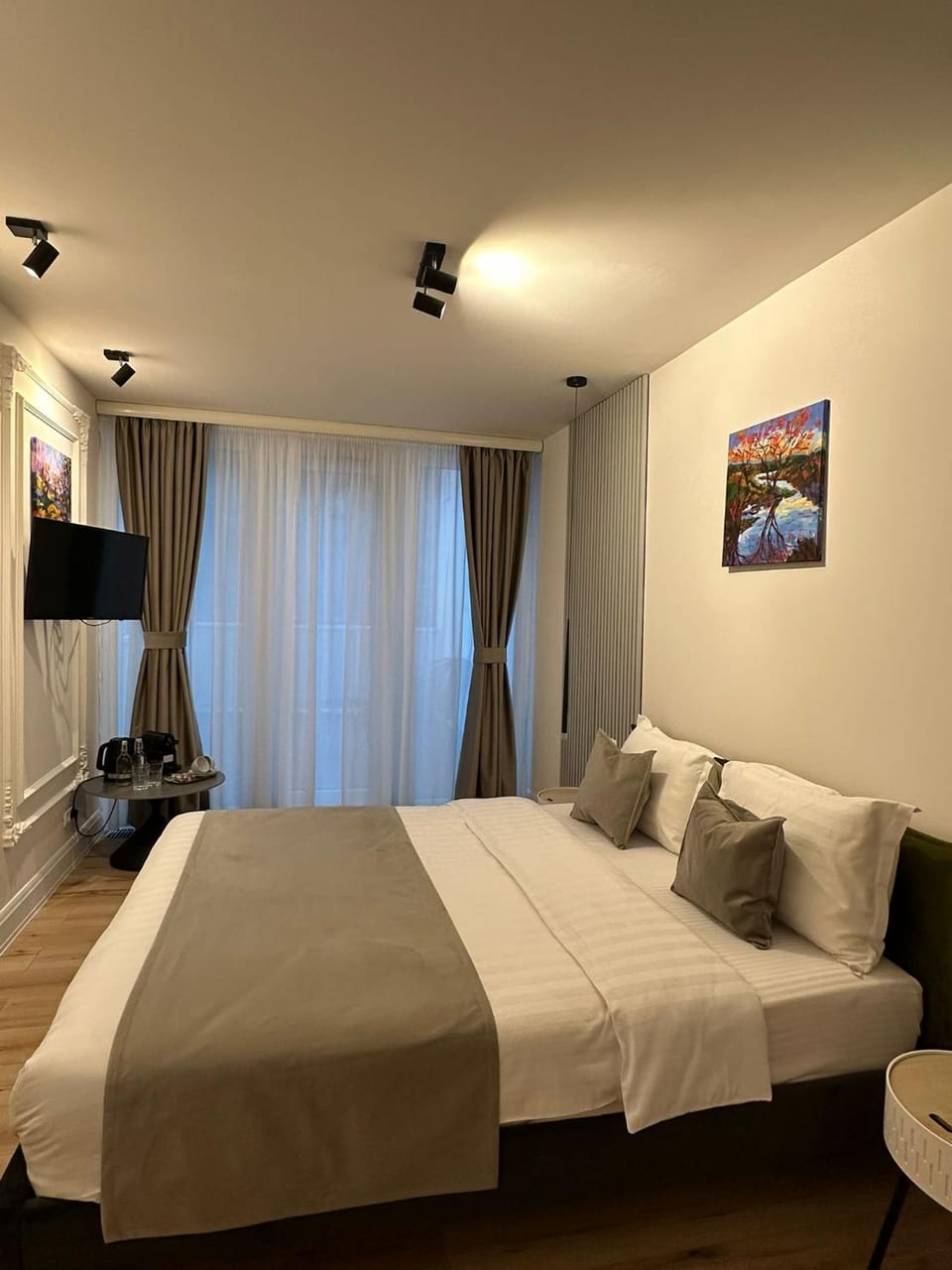 Bed, TV and multimedia, Bedroom
