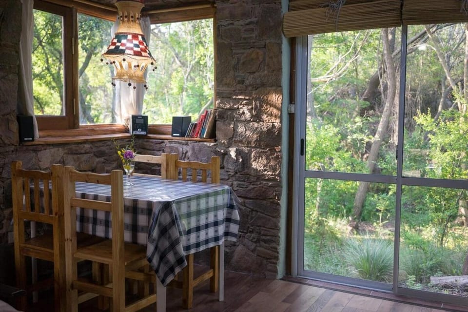 Cabaña de piedra de ensueño al pie de la sierra Chalet in San Luis Province, Argentina
