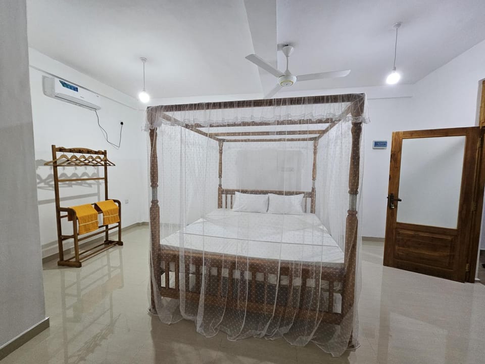 Bed, towels, air conditioner