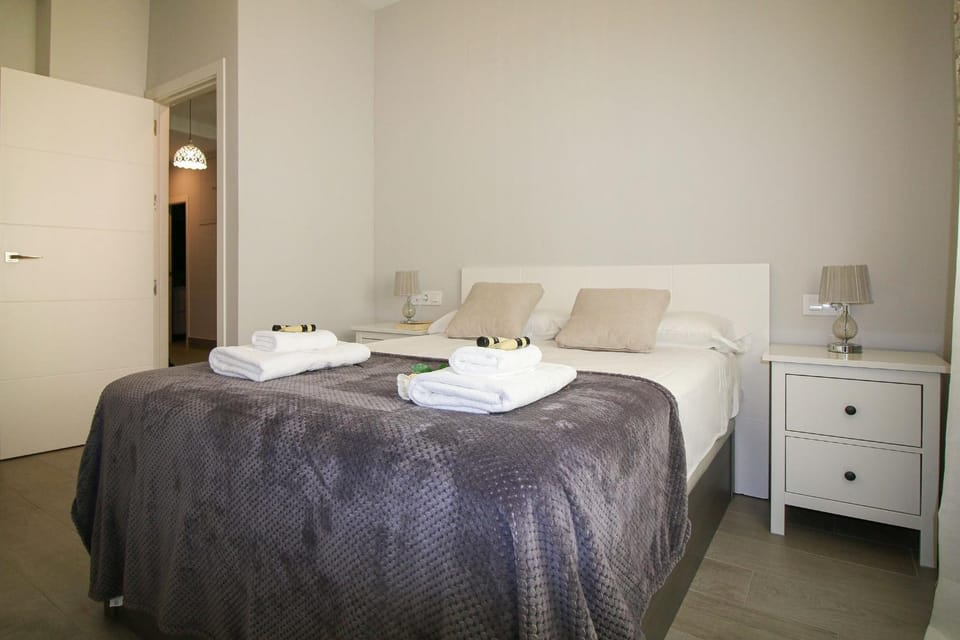 Bedroom, towels