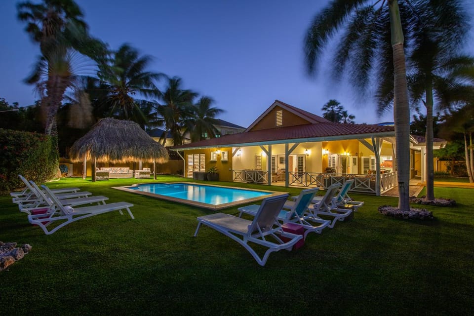 Property building, Night, Garden, Garden view, Pool view, Swimming pool, sunbed