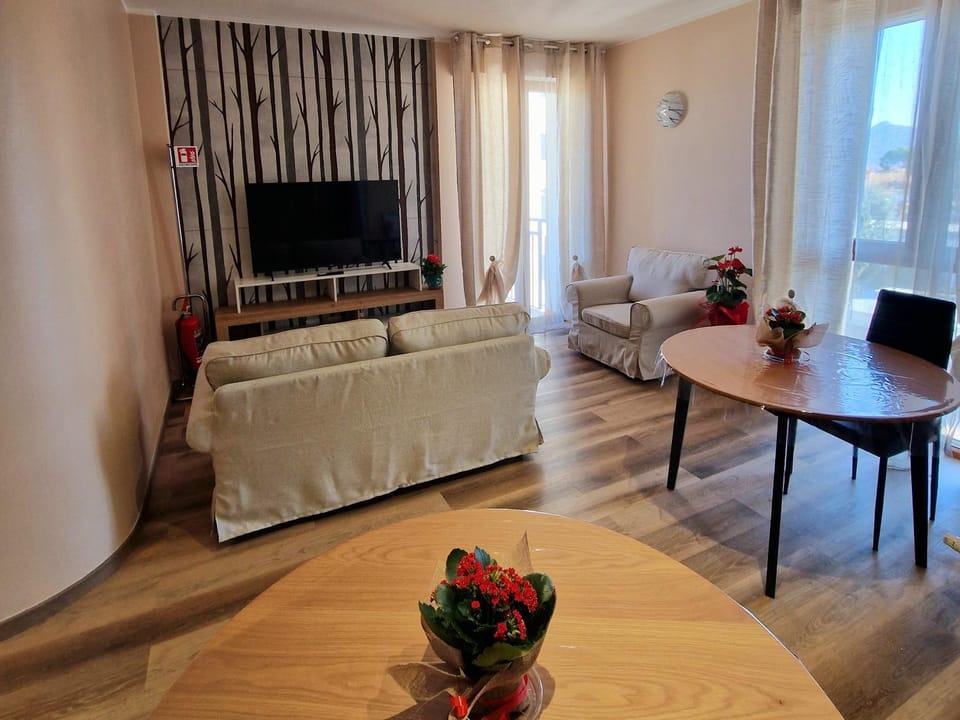 Communal lounge/ TV room, TV and multimedia, Living room, Seating area, Evening entertainment