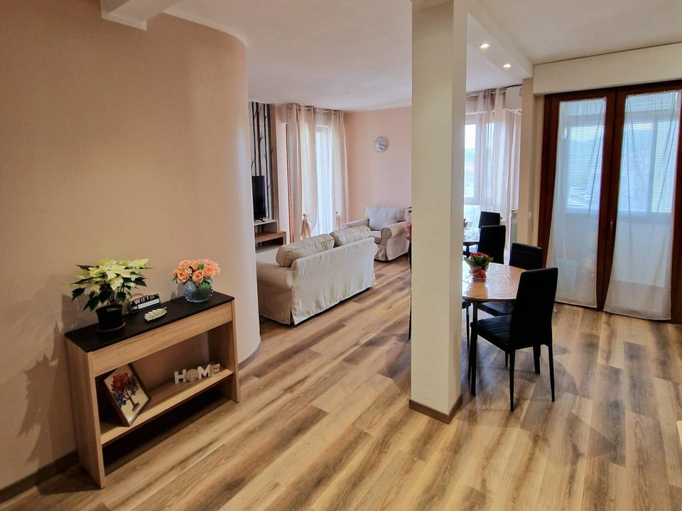 Communal lounge/ TV room, TV and multimedia, Living room, Seating area, Dining area, Evening entertainment