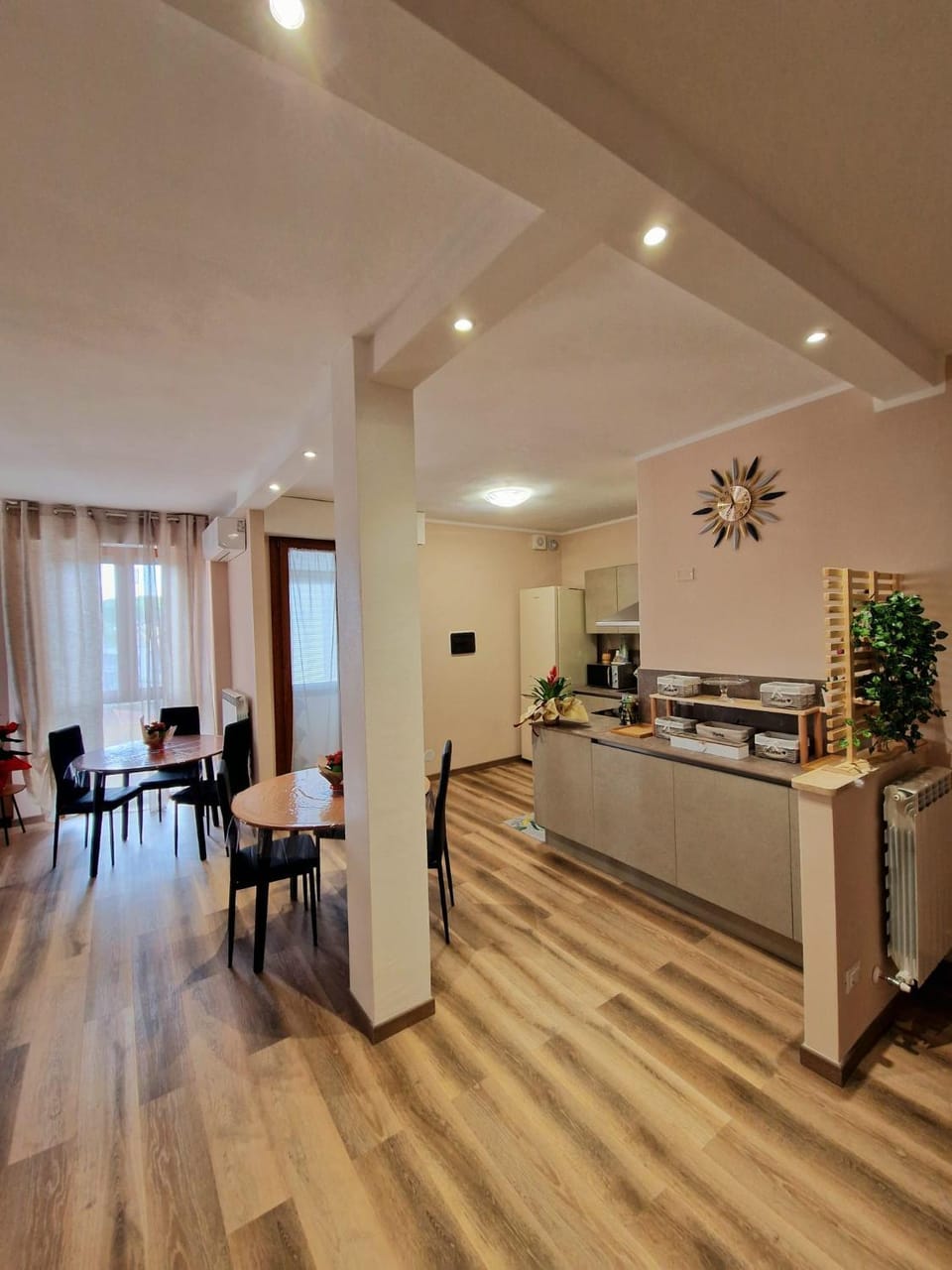 Coffee/tea facilities, Kitchen or kitchenette, Living room, Food and drinks, Dining area, Food