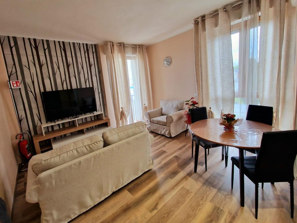 Communal lounge/ TV room, TV and multimedia, Living room, Seating area, Dining area, Evening entertainment