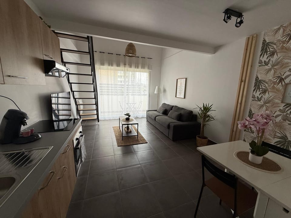 Kitchen or kitchenette, Living room, Seating area, Dining area