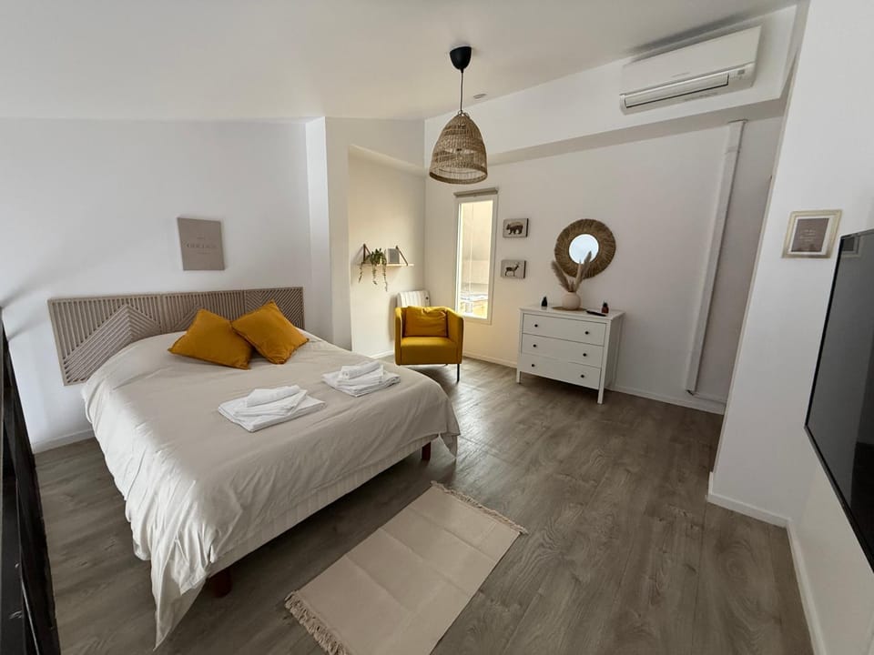 Bed, TV and multimedia, Kitchen or kitchenette, Living room, Photo of the whole room, Seating area, Bedroom, towels, wardrobe, air conditioner