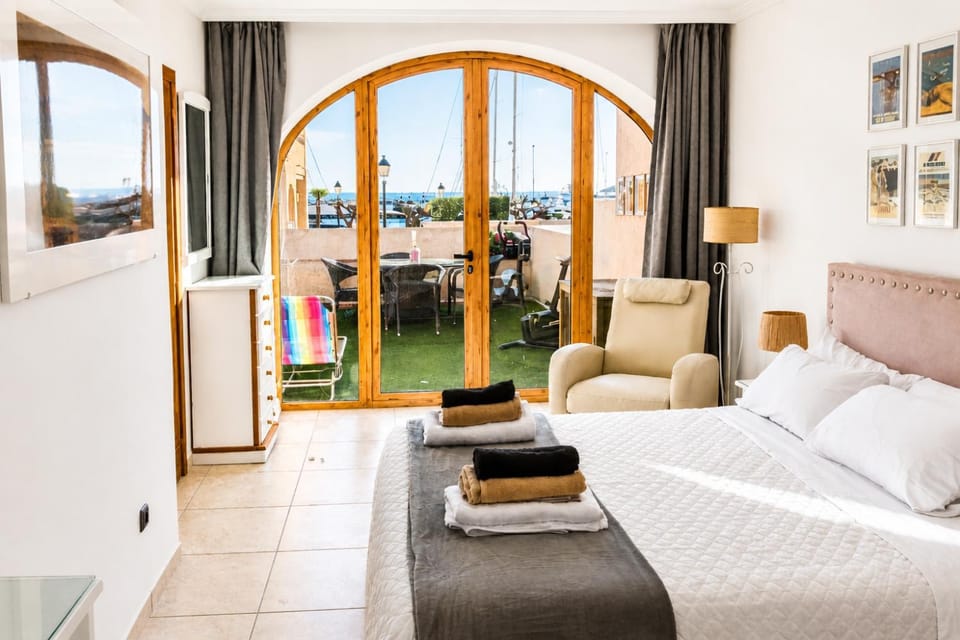 Bed, Photo of the whole room, Seating area, Bedroom