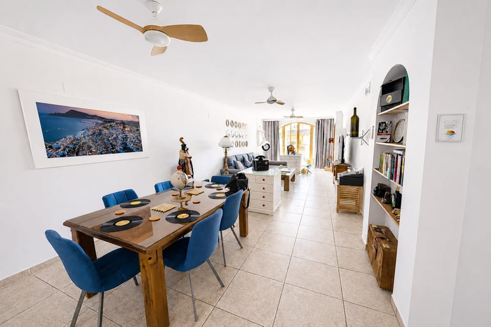 Library, TV and multimedia, Living room, Seating area, Dining area