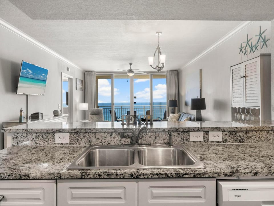 TV and multimedia, Balcony/Terrace, Kitchen or kitchenette, Living room, Seating area, Sea view, furniture