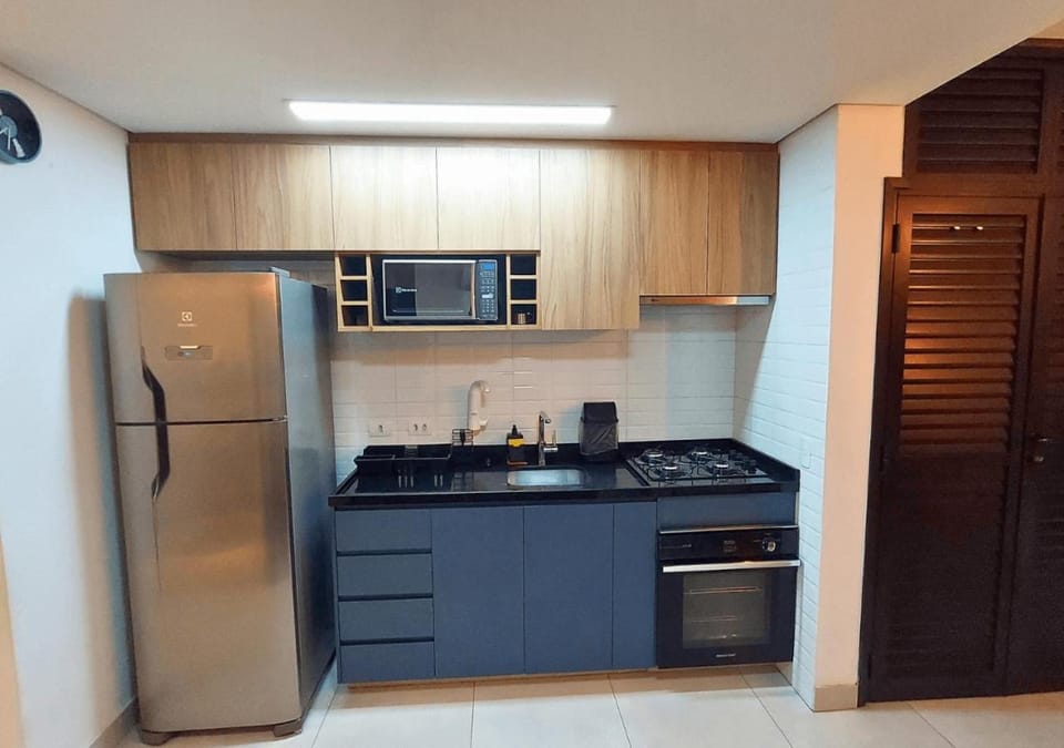 Kitchen or kitchenette, minibar, oven, stove