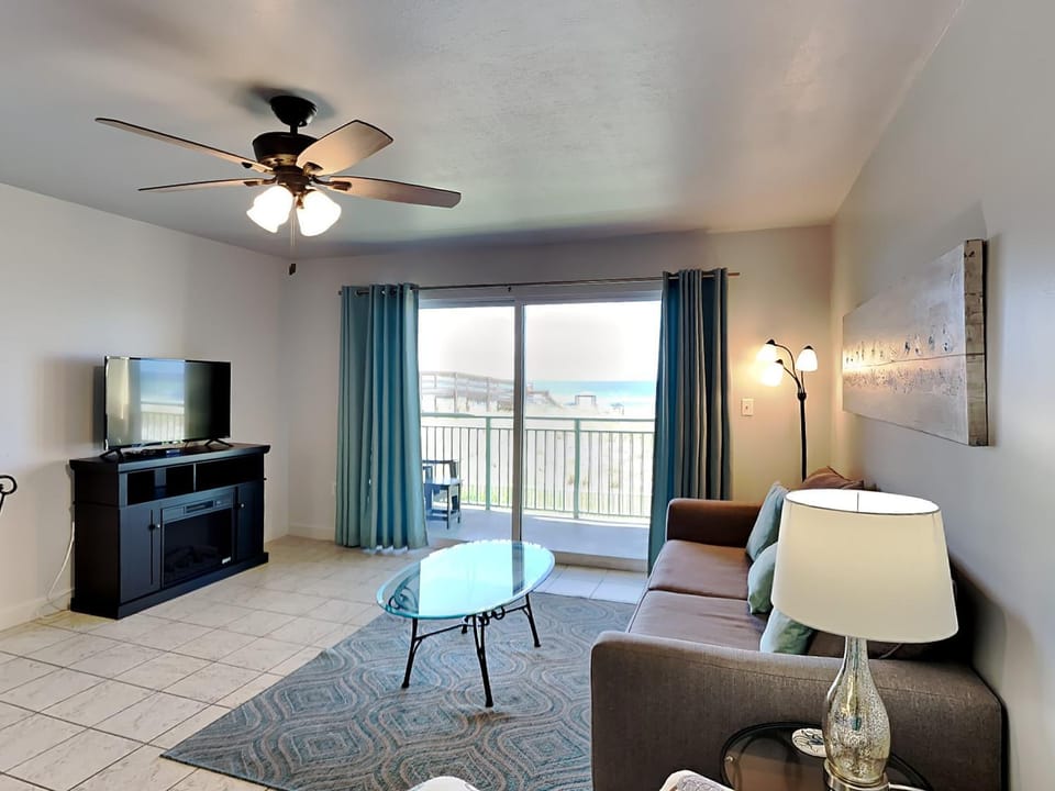 TV and multimedia, View (from property/room), Balcony/Terrace, Living room, Seating area, Sea view, fireplace, furniture