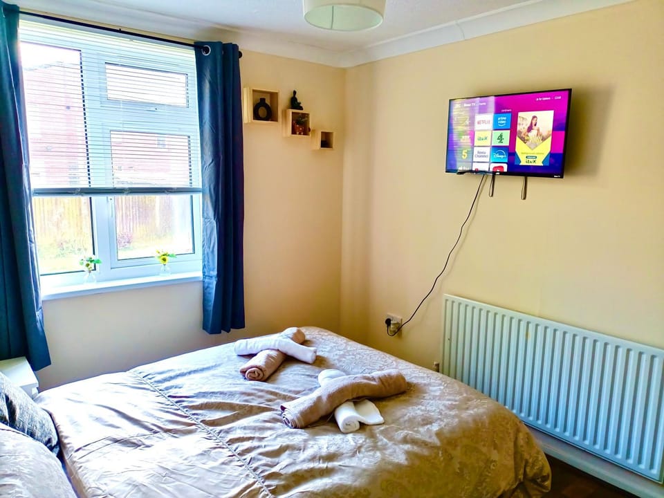 Bed, TV and multimedia, Photo of the whole room, Bedroom, internet, towels