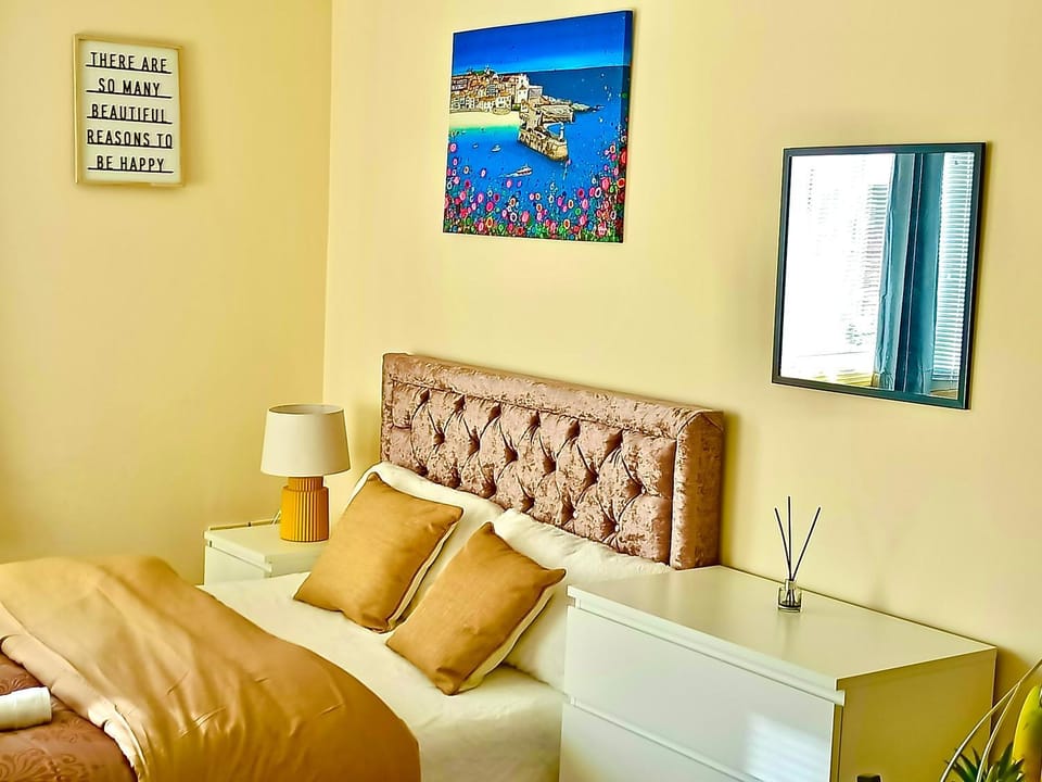 Bed, Living room, Decorative detail, Bedroom