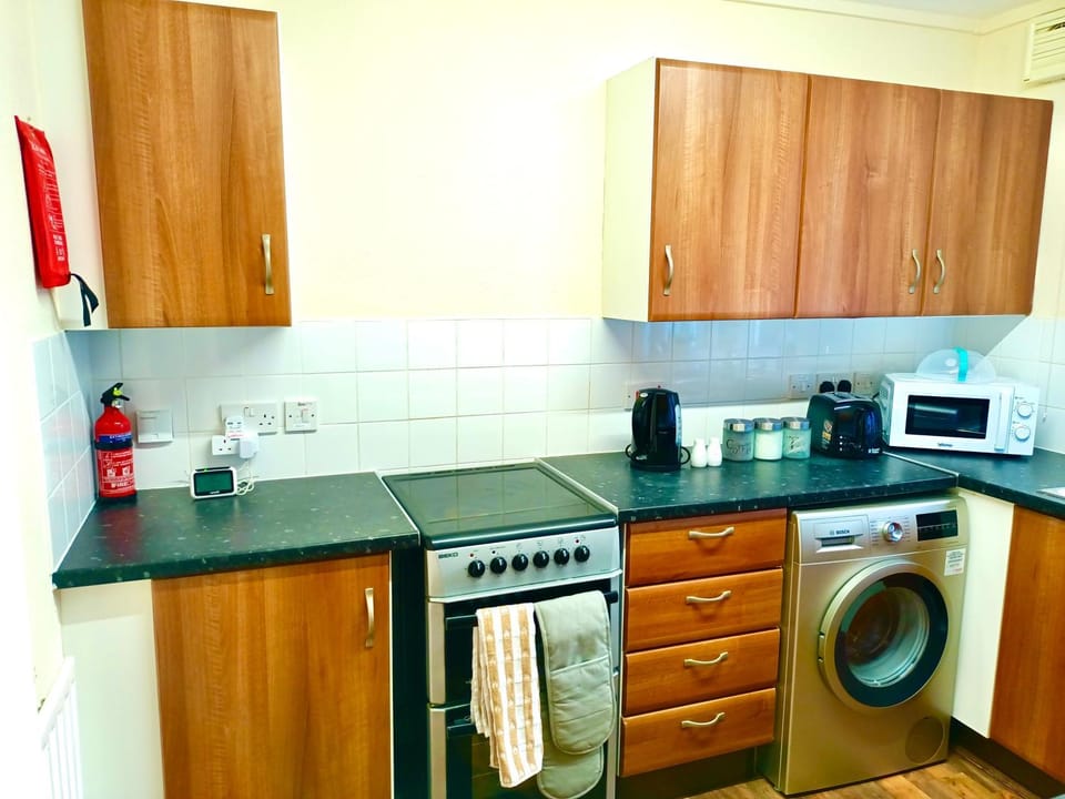 Coffee/tea facilities, Kitchen or kitchenette, stove, toaster, washing machine